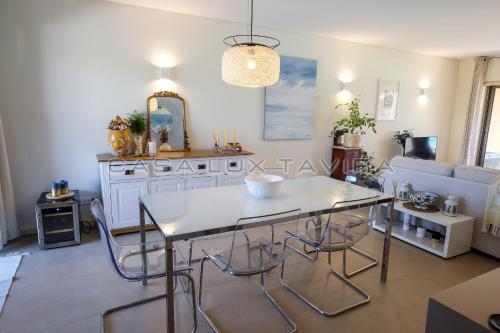 Casa Lux Tavira في لوز دي تافيرا: غرفة معيشة مع طاولة وأريكة