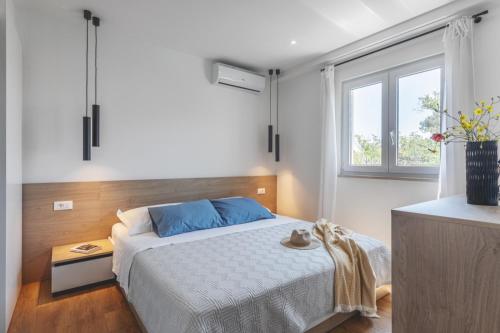a bedroom with a bed and a window at Center apartment Golden Ray in Bol