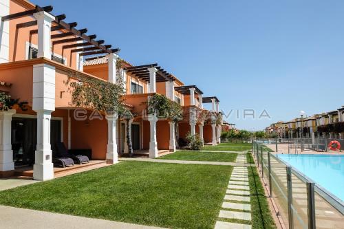 een villa met een zwembad in Sorrento bij Casa Lux Tavira in Luz de Tavira