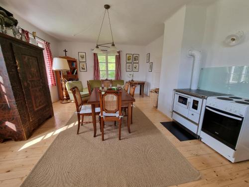 cocina y comedor con mesa y sillas en Zankl, en Lavamünd