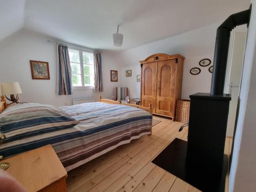 1 dormitorio con 1 cama y estufa de leña en Zankl, en Lavamünd
