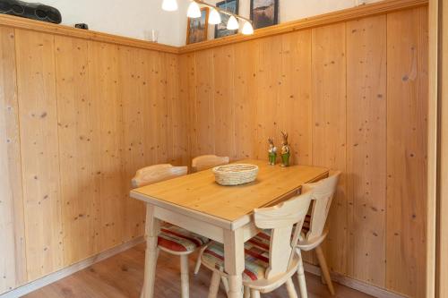 comedor con mesa de madera y sillas en Schöne Aussicht, en Fischen