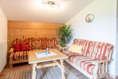 sala de estar con sofá y mesa en Schöne Aussicht, en Fischen