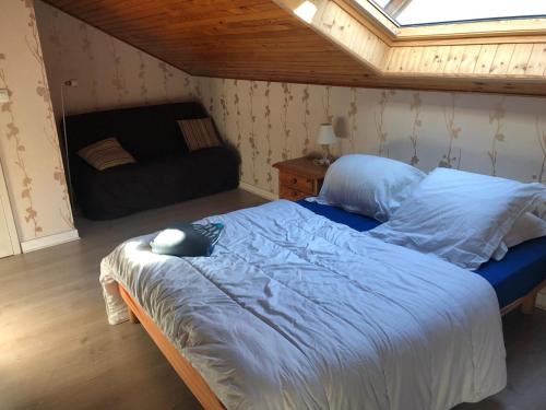 A bed or beds in a room at Luchon centre - maison de ville calme et lumineuse