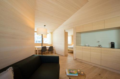 sala de estar con sofá y mesa en WarthsAp Apartmenthaus, en Warth am Arlberg