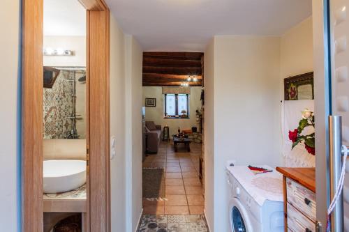 Ванная комната в Petalidi Olive Garden Stone House near the beach