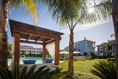 - une vue sur la piscine d'un complexe avec des palmiers dans l'établissement Cortijo Del Mar Resort, à Estepona