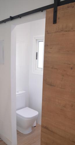 a bathroom with a toilet and a window at Apartamento en centro de Ferrol in Ferrol