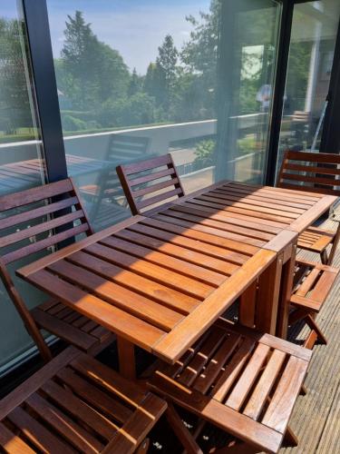 a wooden table and two chairs on a balcony at Magnifique appartement- Brussels expo Laeken in Brussels
