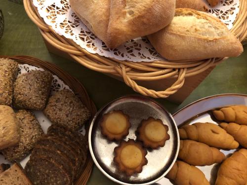 a table topped with baskets of bread and a bowl of food at Gästehaus Susanne Pfaffmann in Landau in der Pfalz