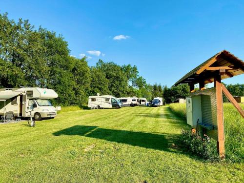 a group of rvs parked in a grass field at Ölmühle Eberstedt in Eberstedt
