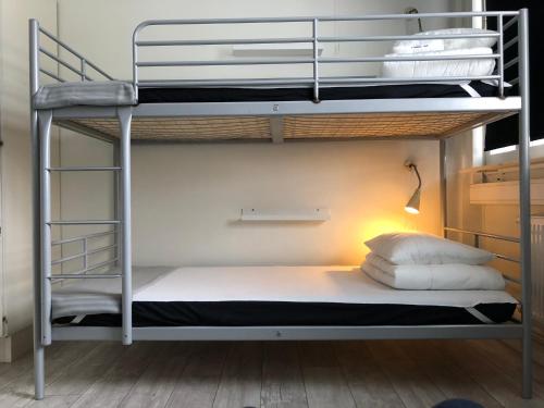 Postel nebo postele na pokoji v ubytování Örebro City Hostel