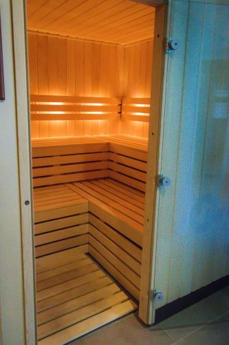 a sauna with wood panels and lights in a room at ´t Wapen van Marion in Oostvoorne