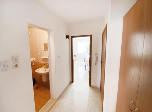 een hal van een badkamer met een toilet en een wastafel bij Complex Къщите in Sveti Vlas