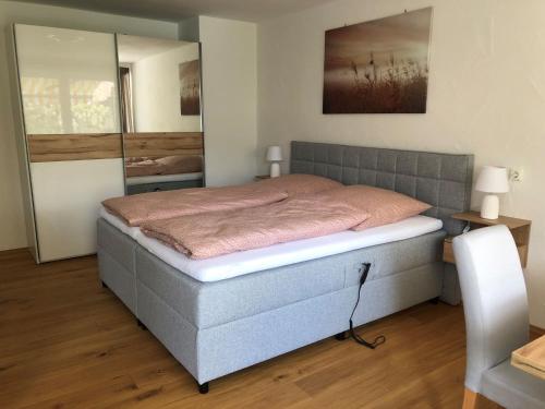 ein Schlafzimmer mit einem Bett in einem Zimmer mit einem Spiegel in der Unterkunft Ferienwohnung Grüßer in Bad Reichenhall