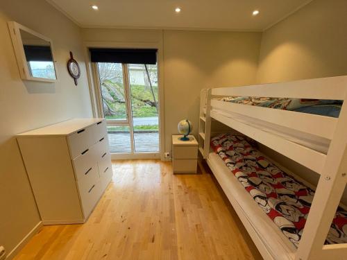 Ένα ή περισσότερα κρεβάτια σε δωμάτιο στο Ballstad Delicate Ocean Front House - Rorbu style