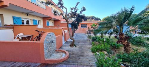 Studio charmant à Hyères, 20 m², jardin et parking privé