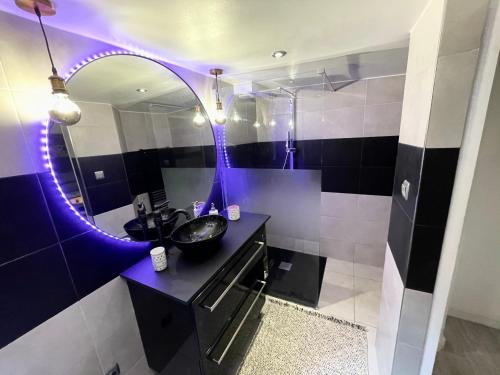 Ένα μπάνιο στο Appartement chaleureux avec place de parking