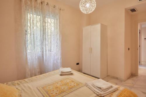 TWO BEDROOMS Leonor Dávalos