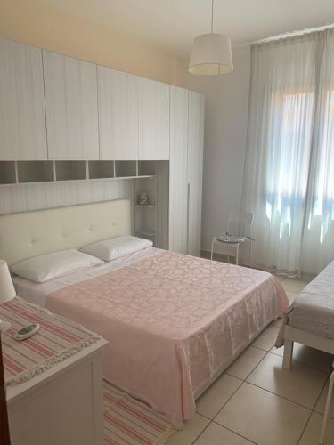 a bedroom with a large bed with a pink blanket at Residence Massilor in Gallipoli