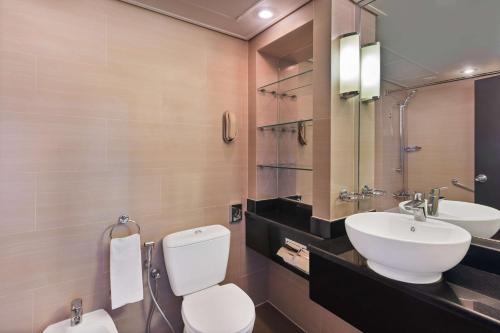 Ένα μπάνιο στο Radisson Blu Hotel & Resort, Al Ain