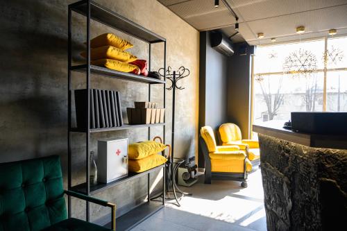 salon z żółtymi krzesłami i stołem w obiekcie Space Apart Hotel w mieście Łuck