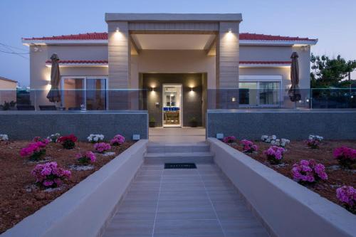 Luxury Villa Eva-Mari with jacuzzi, 50m from the beachの外観または入り口