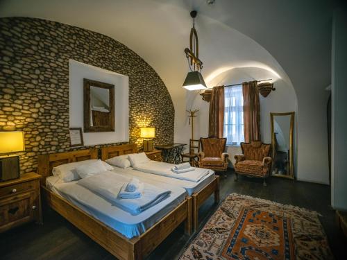 a bedroom with a large bed in a room at Régi Posta Hotel és Étterem in Debrecen