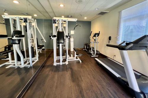 Pusat kecergasan dan/atau kemudahan kecergasan di Ramada Suites by Wyndham San Diego Hotel Circle Area