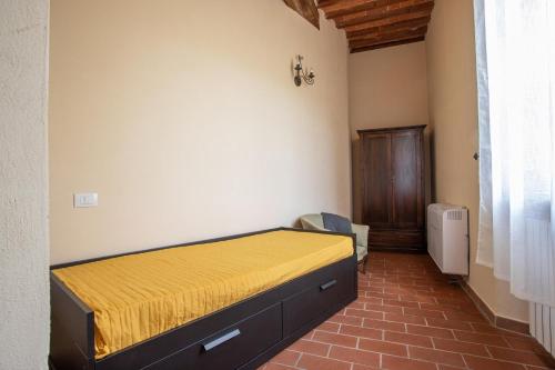 a bedroom with a bed with a yellow mattress at Appartamento Giannutri in Riotorto