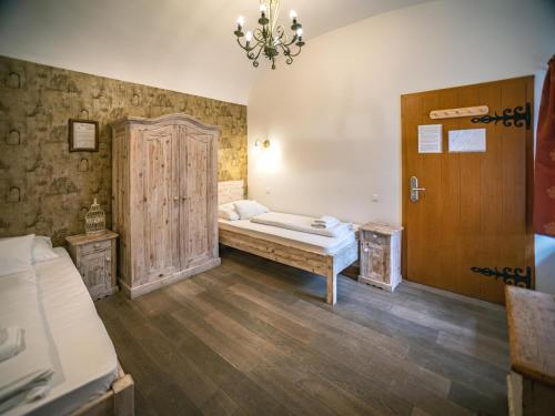 a bedroom with a bed and a wooden door at Régi Posta Hotel és Étterem in Debrecen