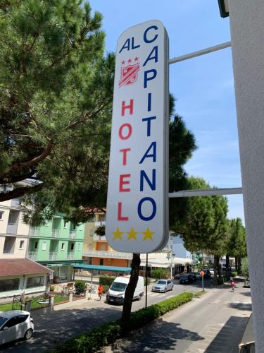 un letrero para un hotel frente a una calle en Hotel Al Capitano, en Caorle
