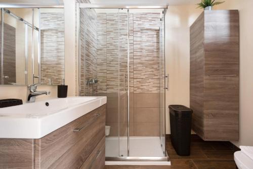 un bagno con lavandino e doccia di Casa Margarita a La Guancha
