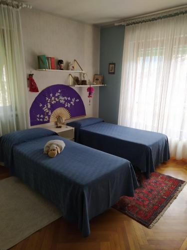 two beds in a room with blue sheets at Casabella Silvana in Sarre