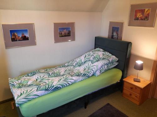 Ein Bett oder Betten in einem Zimmer der Unterkunft Alices-Ferienwohnungen