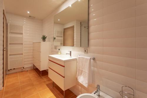 W łazience znajduje się umywalka, toaleta i lustro. w obiekcie Villa Luxury Binibona w mieście Selva