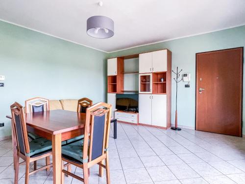 eine Küche und ein Esszimmer mit einem Tisch und Stühlen in der Unterkunft MYHOUSE INN TORINO 1 - Affitti Brevi Italia in Collegno