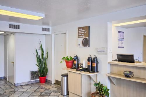 a lobby of a coffee shop with a waiting room at Motel 6-Lexington, KY - East I-75 in Lexington