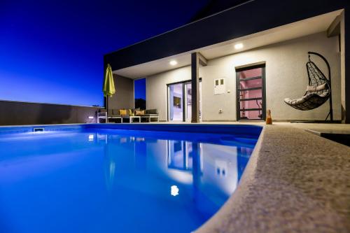 Bazén v ubytovaní Luxurious Villa Natali alebo v jeho blízkosti