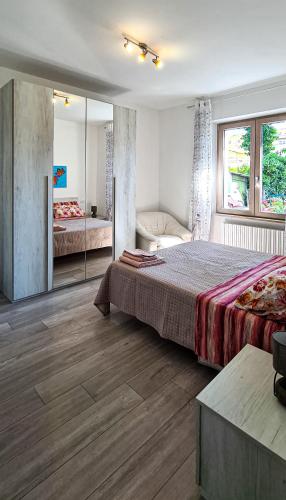 sypialnia z dużym łóżkiem i lustrem w obiekcie Vacanze a Colori w mieście Porto Recanati