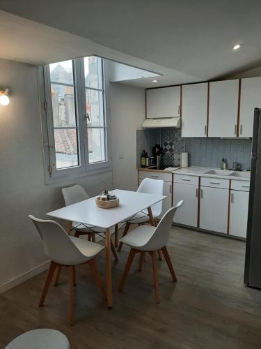 a kitchen with a table and chairs in a kitchen at Home-Sweet-Home Superbe appartement en hypercentre in La Rochelle