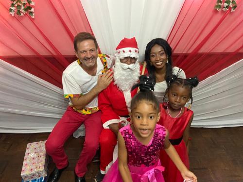 a family posing for a picture with santa claus at Hôtel Restaurant Coco Lodge Majunga in Mahajanga