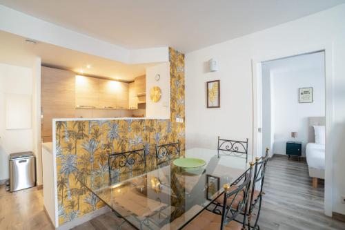 - une cuisine et une salle à manger avec une table en verre dans une pièce dans l'établissement Bright 66m At 600m From The Center Of Cannes, à Cannes