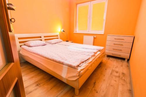 ヴロツワフにあるRed Apartmentの小さなベッドルーム(ベッド1台、窓付)