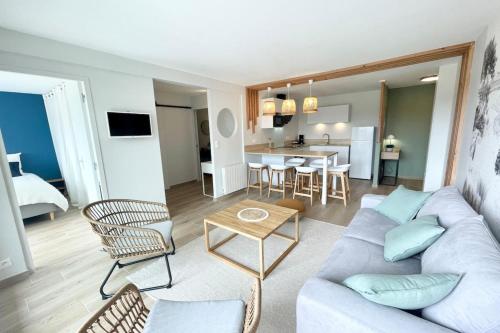 普洛埃默的住宿－T3 Neuf Archi Cocooning - Terrasse - Face à la mer，客厅配有沙发和桌子
