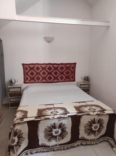 1 dormitorio con 1 cama con manta y 2 mesitas de noche en Appartamento Marta, en Iglesias