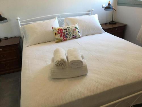 - un lit avec 2 serviettes et 2 oreillers dans l'établissement Viva s apartment, à Metaxáta