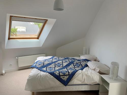 - une chambre avec un lit doté d'une couette bleue dans l'établissement AQUA AURA - LE STANDING AVEC PISCINE, à Saint-Gildas-de-Rhuys