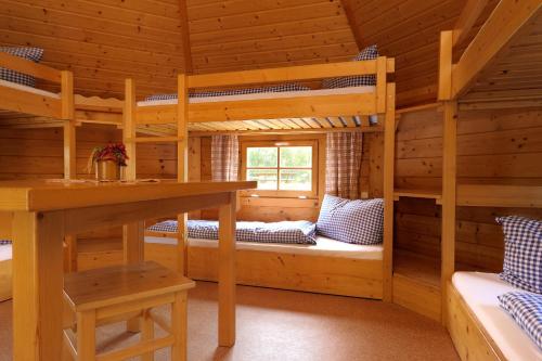 Двухъярусная кровать или двухъярусные кровати в номере Ölmühle Eberstedt