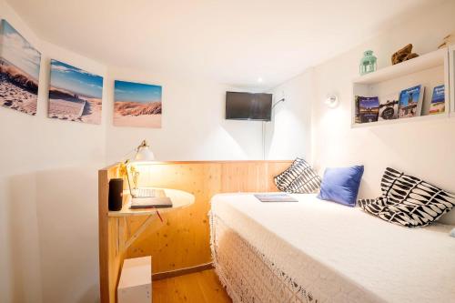 - une petite chambre avec un lit et un bureau dans l'établissement GuestReady - "Boat-Cabin" Inspired Apartment in the Heart of Bordeaux, à Bordeaux